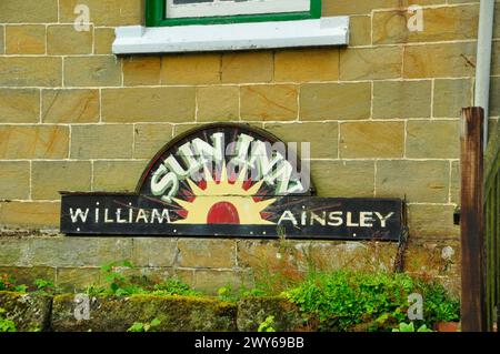 Das Schild am Sun Inn im Bilsdale Valley wurde 1914 erbaut, um das alte Sun Inn im nahe gelegenen Spout House zu ersetzen. Ein Cricketspiel wurde gemeldet Stockfoto