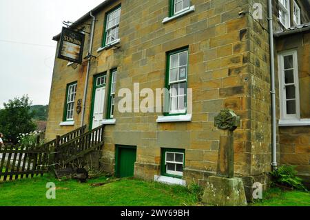 Das Sun Inn im Bilsdale Valley wurde 1914 erbaut, um das alte Sun Inn im nahe gelegenen Spout House zu ersetzen. Der Grabstein ist der von Bobbie Dowson, a l Stockfoto