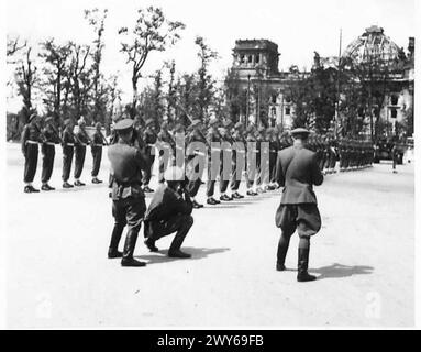 Feldmarschall Montgomery vergibt russische Generäle in einer feierlichen Einführungszeremonie, während Fotografen die Ehrengarde der Grenadiergarde dokumentieren. Stockfoto