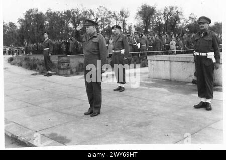 DIE FLAGGENZEREMONIE IN BERLIN BRECHEN - Generalleutnant Sir Ronald Wekks nimmt den Gruß. Britische Armee, 21. Armeegruppe Stockfoto