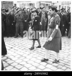 BÜRGERMEISTER VON BOULOGNE NIMMT AN SEINER ERSTEN ÖFFENTLICHEN ZEREMONIE TEIL. - Die einzige Frau in dieser historischen Prozession waren (links) Mddle Sabine Canu und eine Freundin. Britische Armee, 21. Armeegruppe Stockfoto