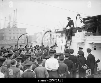 FIRST SEA LORD BESUCHT SCHIFFE, DIE IM KAMPF AUF DEM ATLANTIK KÄMPFEN. 6. SEPTEMBER 1941 AN BORD VERSCHIEDENER SCHIFFE IN EINEM HEIMATHAFEN. ADMIRAL DER FLOTTE SIR DUDLEY POUND, GCB, GCVO, FIRST SEA LORD UND CHIEF OF MARINESTAB, BESUCHTE ZERSTÖRER UND BEGLEITSCHIFFE IN EINEM HEIMATHAFEN, UM MIT DEN OFFIZIEREN UND MÄNNERN ZU SPRECHEN, DIE KRIEG GEGEN DEN DEUTSCHEN VERSUCH FÜHREN, GROSSBRITANNIEN ZU BLOCKIEREN. - Der erste Sea Lord spricht an die Besatzung eines Schiffes, das kürzlich zwei U-Boote im Atlantik besaß. Pound, Alfred Dudley Pickman Rogers Stockfoto