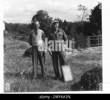 FELDMARSCHALL MONTGOMERY FOLGT SEINEN TRUPPEN NACH NORDEN - Foto - von links nach rechts - General Dempsey und General Ritchie - Kommandant der 12. Korp Britische Armee, 21. Armeegruppe Stockfoto