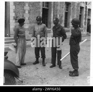 FIELD MARSHAL MONTGOMERY FOLGT SEINEN TRUPPEN NORTH - Field Marshal Montgomery und spricht mit General Bradley, General Dempsey und General Hodges, bevor er abreist. Britische Armee, 21. Armeegruppe Stockfoto