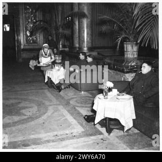 DER MONTGOMERY SUPER-CLUB IN BRÜSSEL - dann in einen der alten Prunkräume und eine weitere Tasse o'char in echtem Komfort. Britische Armee, 21. Armeegruppe Stockfoto