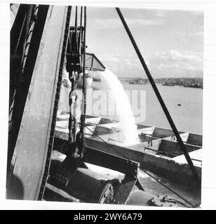 FOTOS VON VORGEFERTIGTEN ANSCHLÜSSEN USW. - Dredger pumpt Sand in Wellenbrechereinheiten, britische Armee, 21. Armeegruppe Stockfoto