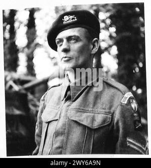 Eine CHURCHILL-BESATZUNG BEREITET SICH AUF DAS LEBEN Einer CHURCHILL-PANZERBESATZUNG VOR – CPL.Stan Walmsley, 29 Jahre alt, aus Manchester, drahtloser Betreiber eines Churchill-Panzers. Britische Armee, 21. Armeegruppe Stockfoto