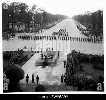 ZEREMONIE ZUM BRECHEN DER FLAGGE IN BERLIN [7. PANZERDIVISION] - verschiedene Szenen der Zeremonie, einschließlich des Bruchs des Union Jack. Britische Armee, 21. Armeegruppe Stockfoto