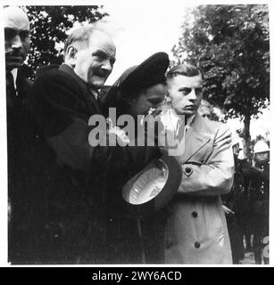 ZEREMONIELLE BEERDIGUNG DER BRÜSSELER POLIZEI, ERSCHOSSEN VON DEN DEUTSCHEN - Eine Familie, die am Grabmal mit Trauer geplagt ist, britische Armee, 21. Armeegruppe Stockfoto