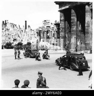 Feldmarschall Montgomery eskortiert russische Generäle durch das Brandenburger Tor während einer formellen Einführungsparade der britischen Armee, 21. Armeegruppe. Stockfoto