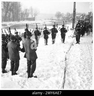 5TH SEAFORTH HIGHLANDERS ROHRBAND - Pipers of the 5th Bn Seaforth Highlanders 152 BDE., die ihr Bataillon von El Alamein (Ägypten) über zwei Kontinente in Aktion gebracht haben, jetzt, außerhalb der Linie für eine kurze Pause, üben am Ufer des schnell fließenden Flusses L’Ourthe in der kleinen Stadt Hotton. Britische Armee, 21. Armeegruppe Stockfoto