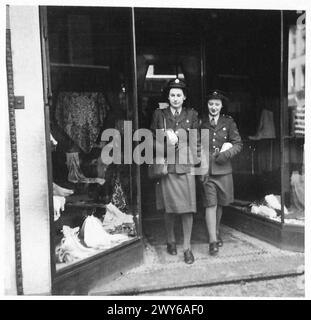 ATS LEAVE-GIRLS MACHEN IHRE GESCHÄFTE IN BRÜSSEL - sie hatten einen echten Nervenkitzel, als sie aus einem Modegeschäft kamen, es war wie in der Oxford Street früher. Aber die Preise. Britische Armee, 21. Armeegruppe Stockfoto