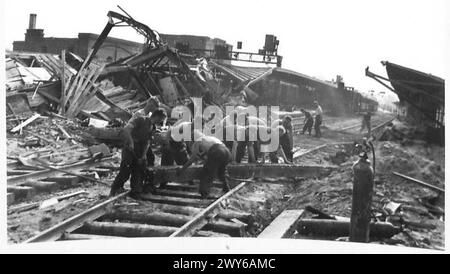 REPARATUR VON BOMBENSCHÄDEN IM BAHNHOF CAEN - Royal Engineers auf dem Dauerweg. Britische Armee, 21. Armeegruppe Stockfoto