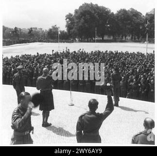 2. ARMEE-KOMMANDANT VERABSCHIEDET SICH VON DER 15. SCHOTTISCHEN DIVISION - Männer der 15. Schottischen Division feuern Lieutenant General Dempsey an. Britische Armee, 21. Armeegruppe Stockfoto