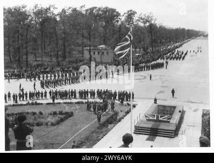 ZEREMONIE ZUM BRECHEN DER FLAGGE IN BERLIN [7. PANZERDIVISION] - verschiedene Szenen der Zeremonie, einschließlich des Bruchs des Union Jack. Britische Armee, 21. Armeegruppe Stockfoto