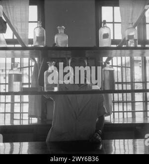 Ein Schwarzweiß-Negativfoto von Cecil Beaton, das Szenen aus Indien, Birma und China zwischen 1943 und 1944 aufnimmt. Stockfoto