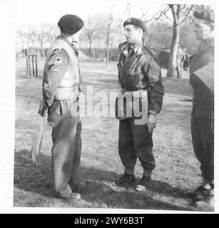 Generalmajor E.L. Bols von der Luftlandedivision unterhält sich mit dem Offizier der ersten Panzergeschwader nach der Rheinüberquerung und dem Zusammenschluss der Streitkräfte. Stockfoto