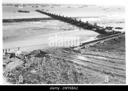 FOTOGRAFIEN DES VORGEFERTIGTEN HAFENS USW. – Fahrbahn teilweise gebaut. Allgemeiner Überblick über den Fortschritt. Britische Armee, 21. Armeegruppe Stockfoto