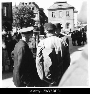 Nach der deutschen Kapitulation in Lüneburg äußern sich die Bewohner der neu entdeckten Redefreiheit, die zuvor unter Nazi-Herrschaft unterdrückt wurde, wie die 21. Armeegruppe der britischen Armee berichtete. Stockfoto