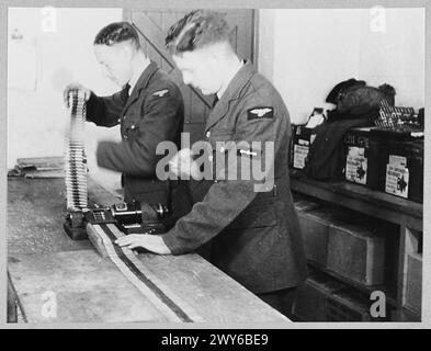 Das RAF-Bodenpersonal bereitet Patronen in der Waffenkammer vor, bevor es sie während des Zweiten Weltkriegs in Bomberflugzeuge verladen. Stockfoto
