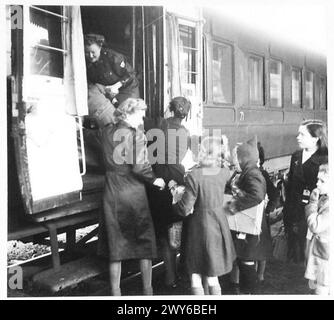 NIEDERLÄNDISCHE KINDER GEHEN NACH ENGLAND, UM SICH ZU ERHOLEN - und helfen einem der Kinder in den Zug. Britische Armee, 21. Armeegruppe Stockfoto