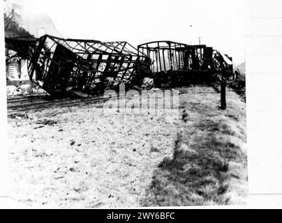 Ein zerstörter Waffenstandort in Deutschland mit verbrannten Wagen und Fabrik, dokumentiert von der britischen Armee in Nordwesteuropa zwischen 1944 und 1946, 21st Army Group. Stockfoto