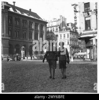 ATS LEAVE-GIRLS MACHEN IHRE EINKÄUFE IN BRÜSSEL - "jetzt mal sehen, was es auf der anderen Seite des Platzes gibt". Britische Armee, 21. Armeegruppe Stockfoto