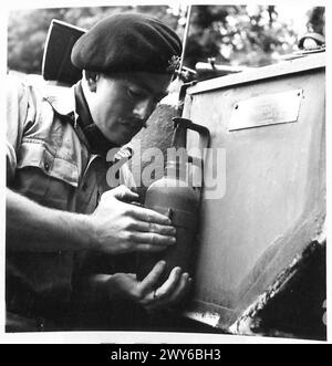 Eine CHURCHILL-CREW BEREITET SICH AUF DEN KAMPF AUF DAS LEBEN Einer CHURCHILL-PANZERCREW VOR - der Kommandant überarbeitet den Feuerlöscher nach der Überprüfung. Britische Armee, 21. Armeegruppe Stockfoto