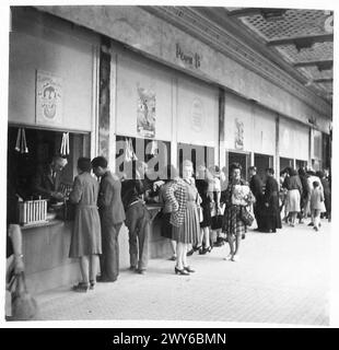 CAEN, WIE ES HEUTE IST [25 GARNISON] - Trotz der Schäden am Gebäude sind die obersten Stockwerke zerstört und alle Fenster sind ausgefallen, die Galeries Lafayette haben immer noch Geschäfte gemacht. Britische Armee, 21. Armeegruppe Stockfoto