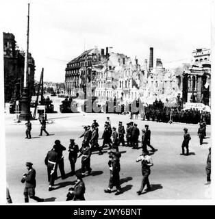 Feldmarschall Montgomery inspiziert russische Generäle während einer Einführungszeremonie. Stockfoto