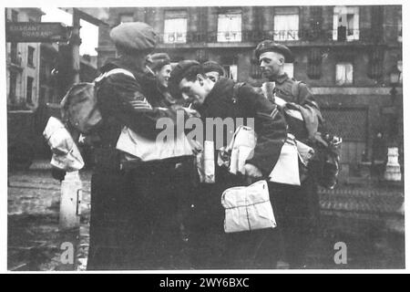 LUXUSURLAUB FÜR TRUPPEN IN BRÜSSEL - beladen mit Paketen nach dem Weihnachtseinkauf versammeln sich diese Soldaten vor einem Brüsseler Laden. Britische Armee, 21. Armeegruppe Stockfoto