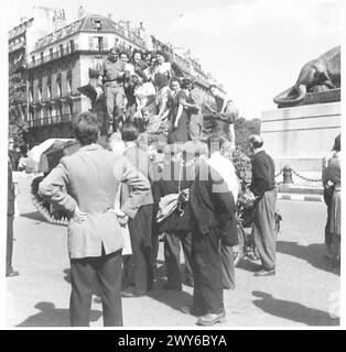 PARIS BEGRÜSST BRITISCHE, AMERIKANISCHE, KANADISCHE und FRANZÖSISCHE TRUPPEN - die Menschen von Paris, die auf den Straßen drangen, um britische, amerikanische, kanadische und französische Truppen zu begrüßen, die in die befreite Stadt einmarschierten. Diese Bilder von Kameramännern der A.F.P.U. zeigen die Szenen des Jubels. Britische Armee, 21. Armeegruppe Stockfoto