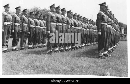 VETERANEN DER WÜSTE AUF PARADE - Provost-Kompanie auf Parade. Britische Armee, 21. Armeegruppe Stockfoto