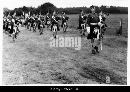 FUSSBALL: 30 CORPS H.Q. v. 5TH ESSEX - die Pipe Band des 6. Bataillons Seaforth Highlanders, die vor dem Spiel und während der Pause spielte. Britische Armee, 21. Armeegruppe Stockfoto