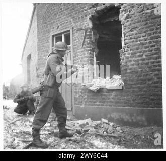 Truppen des 2. Bataillons Devons, 131 Brigade, 7. Panzerdivision, klare deutsche Truppen aus der Stadt echt, 13 km von Roermond entfernt, während des Vormarsches des 12. Korps, britische Armee, 21. Armeegruppe. Stockfoto