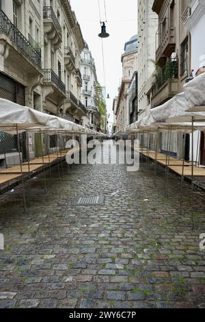 Ein Straßenmarkt wird in einer gepflasterten Seitenstraße mit Kolonialgebäuden auf beiden Seiten eingerichtet. Stockfoto