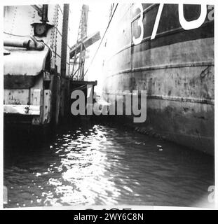 FOTOS VON VORGEFERTIGTEN ANSCHLÜSSEN USW. – LST an der Pierhead-Entladerampe, die kurz vor dem Absenken steht. Britische Armee, 21. Armeegruppe Stockfoto