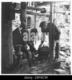 DIE NORDDEUTSCHE KOHLEKONTROLLE – Herr Williams untersucht eine kleine Wasserpumpe, die bereinigt und in einem anderen Bergwerk verwendet werden kann. , Britische Rheinarmee Stockfoto