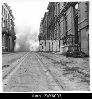 STRASSENKÄMPFE IN ARNHEIM - drei Straßenszenen im Herzen von Arnheim. Britische Armee, 21. Armeegruppe Stockfoto