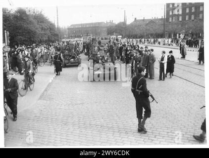 Deutsche Truppen und weibliche Militärangehörige marschieren durch Kopenhagen, während sie nach Deutschland zurückkehren, beobachtet von der britischen Armee, 21. Armeegruppe. Stockfoto