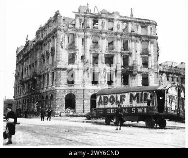 BOMBENSCHADEN IN BERLIN BESEITIGEN - dieser Möbelabbauwagen wurde bei einem unserer BOMBENANGRIFFE gefangen und steht immer noch als Erinnerung an die Berliner am Potsdamer Platz. Britische Armee, 21. Armeegruppe Stockfoto