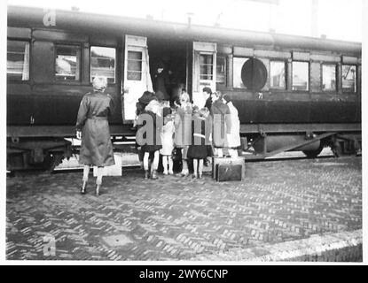 NIEDERLÄNDISCHE KINDER GEHEN NACH ENGLAND, UM SICH ZU ERHOLEN - die Kinder, die in den Zug steigen. Britische Armee, 21. Armeegruppe Stockfoto