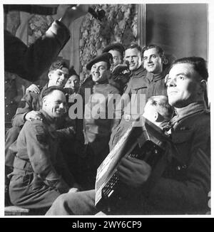 5. SEAFORTH HIGHLANDERS PIPE BAND - der Rest der Band nimmt an dem Gesang Teil und macht das Beste aus ihrem kurzen Aufenthalt in Billets - bald wird es wieder die Linie sein. Britische Armee, 21. Armeegruppe Stockfoto