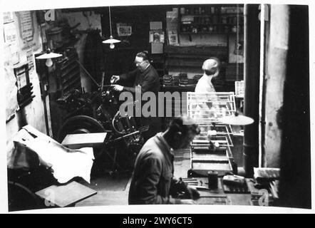 "LA VOIX DES ALLIES", Eine TAGESZEITUNG FÜR DIE MENSCHEN IN DER NORMANDIE - Eine Szene in der Druckerei von M. Gazeau, während die Tageskopien von "La Voix des Allies" vorbereitet werden. Britische Armee, 21. Armeegruppe Stockfoto