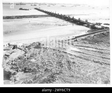 FOTOGRAFIEN DES VORGEFERTIGTEN HAFENS USW. – Fahrbahn teilweise gebaut. Allgemeiner Überblick über den Fortschritt. Britische Armee, 21. Armeegruppe Stockfoto