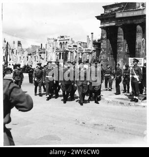 Feldmarschall Montgomery eskortiert russische Generäle beim Verlassen des Brandenburger Tors nach einer Einführungszeremonie, die von der britischen Armee, der 21. Armeegruppe, beobachtet wird. Stockfoto