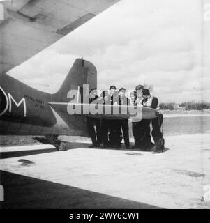 FLOTTENLUFTWAFFEN FLIEGEN HOLLÄNDER. 23. JUNI 1944, ROYAL MARINEFLUGSTATION EGLINGTON, NORDIRLAND. DIE 1840 MIT HÖLLENKATZEN AUSGESTATTETE UND IN EGLINGTON STATIONIERTE STAFFEL BESTEHT ZU MEHR ALS 80 % AUS NIEDERLÄNDERN. - Die Piloten der Royal Netherlands Navy, die dem Flottenflugzeug angehören, werden von ihrem Kommandanten Lieut Cdr Richardson aus Neuseeland während des Trainings auf einer Royal Naval Air Station unterrichtet. Das Flugzeug ist ein Grumman Hellcat. , Stockfoto