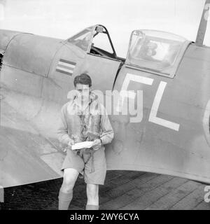 COMMONWEALTH AIR ACES DES ZWEITEN WELTKRIEGS - kommissarischer Wing Commander Colin Gray, der mit 27 Tötungen am besten erzielte neuseeländische Pilot, fotografiert mit seinem Supermarine Spitfire in Souk-el-Kehemis, während er das Kommando über die No 81 Squadron der Royal Air Force in Nordafrika führte. Royal Air Force, 81 Squadron Stockfoto