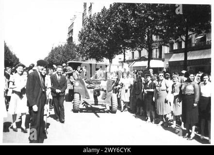 PARIS BEGRÜSST BRITISCHE, AMERIKANISCHE, KANADISCHE und FRANZÖSISCHE TRUPPEN - die Menschen von Paris, die auf den Straßen drangen, um britische, amerikanische, kanadische und französische Truppen zu begrüßen, die in die befreite Stadt einmarschierten. Diese Bilder von Kameramännern der A.F.P.U. zeigen die Szenen des Jubels. Britische Armee, 21. Armeegruppe Stockfoto