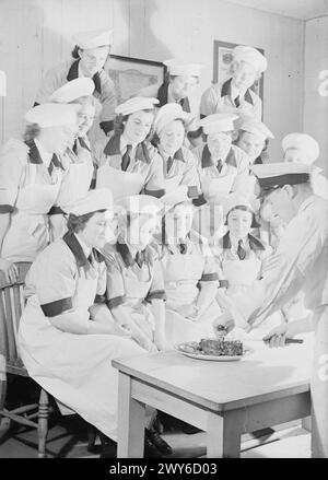 Im Jahr 1941 absolvieren WRNS-Auszubildende an einer Royal Naval Cookery School um 8:40 Uhr einen neunwöchigen Kurs mit praktischen Vorführungen zum Schnitzen im Vortragsraum als Teil der Ausbildung in kulinarischen Aufgaben. Stockfoto